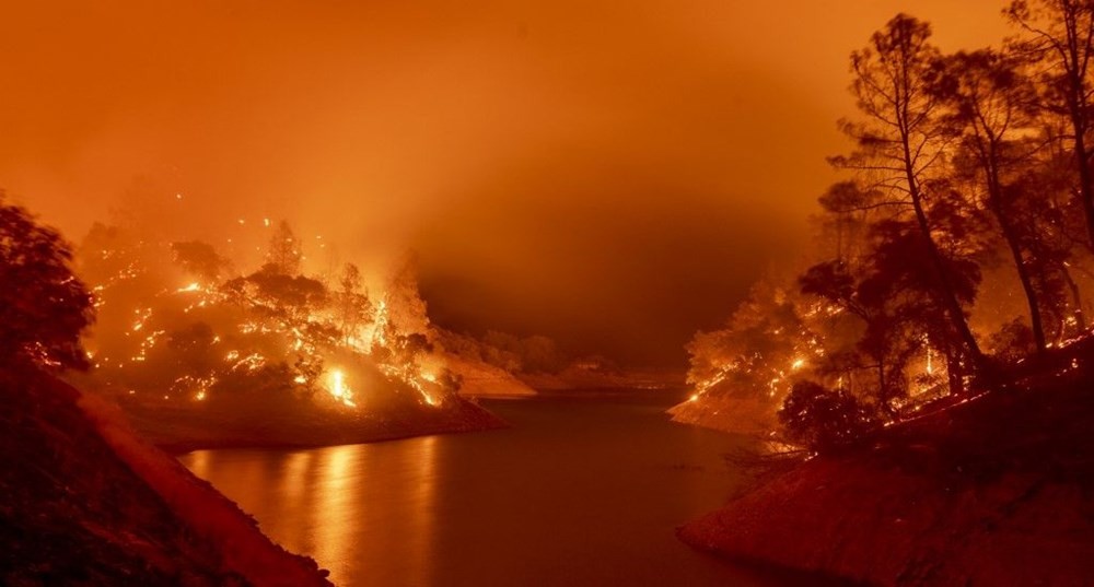 California'ya düşen yıldırımlar büyük yangınlara neden oldu