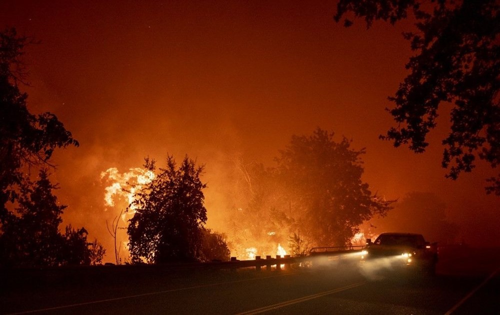 California'ya düşen yıldırımlar büyük yangınlara neden oldu