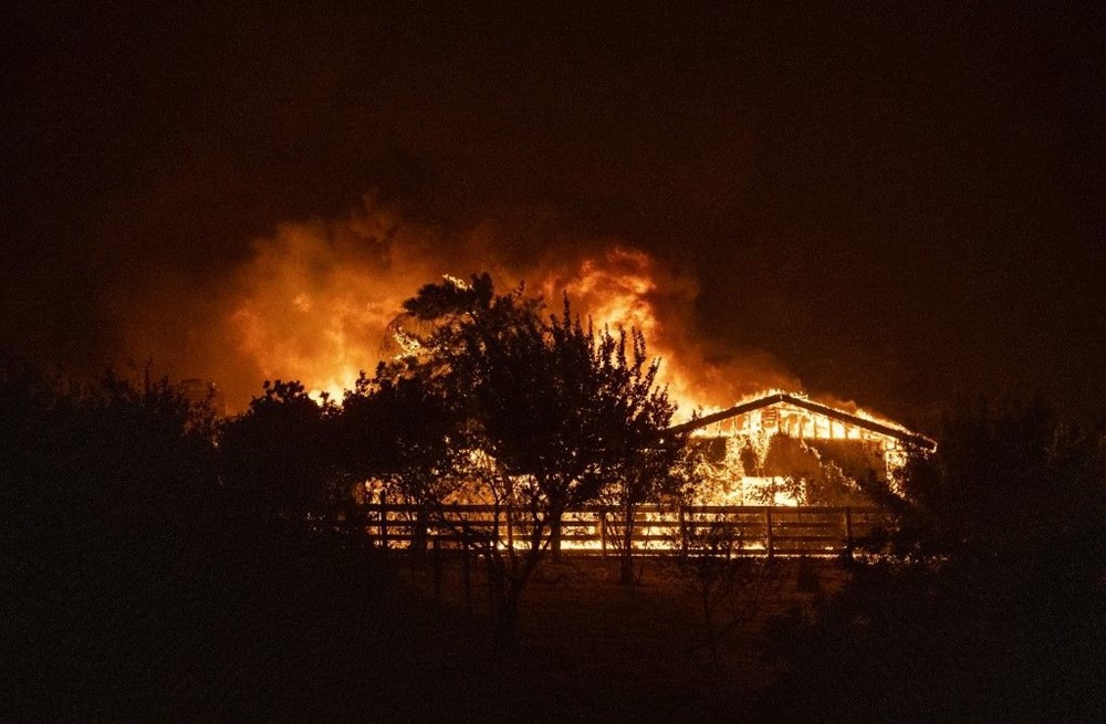 California'ya düşen yıldırımlar büyük yangınlara neden oldu