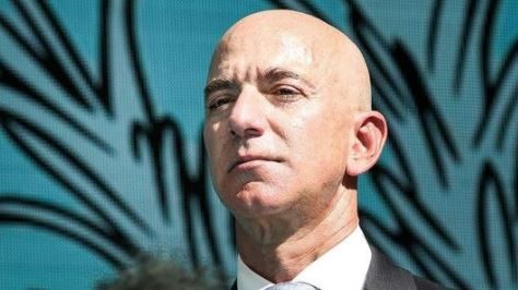 Jeff Bezos'un evinin önüne giyotin kurdular