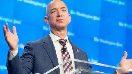 Jeff Bezos'un evinin önüne giyotin kurdular