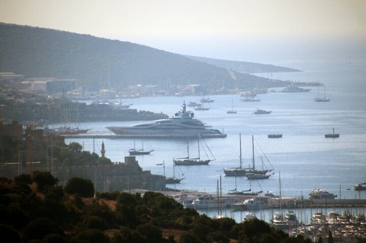 Katar emirinin yüzer sarayı Bodrum’a demir ettı