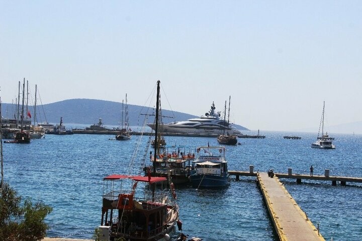 Katar emirinin yüzer sarayı Bodrum’a demir ettı