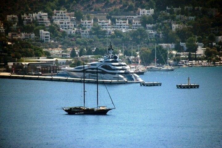 Katar emirinin yüzer sarayı Bodrum’a demir ettı