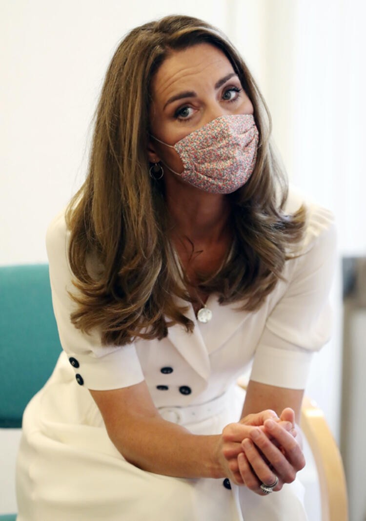 Kate Middleton ilk kez maske taktı