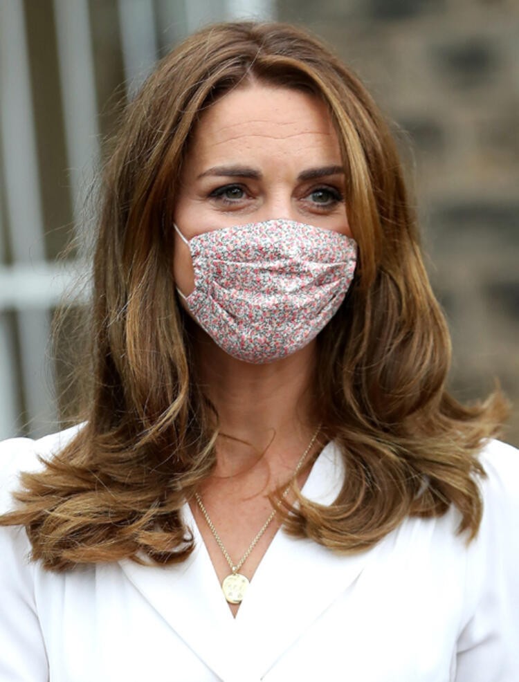 Kate Middleton ilk kez maske taktı