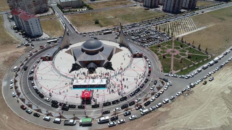 'Ay yıldız' mimarili cami ibadete açıldı