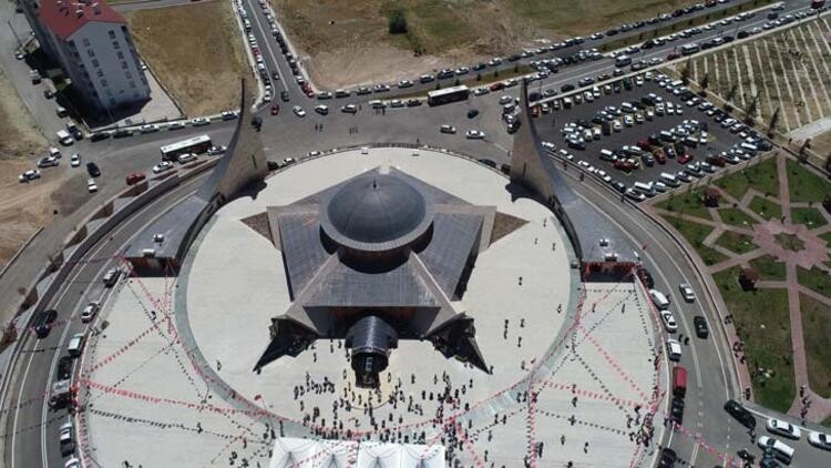 'Ay yıldız' mimarili cami ibadete açıldı