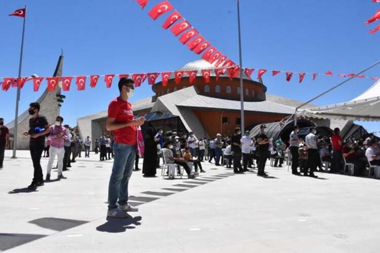 'Ay yıldız' mimarili cami ibadete açıldı