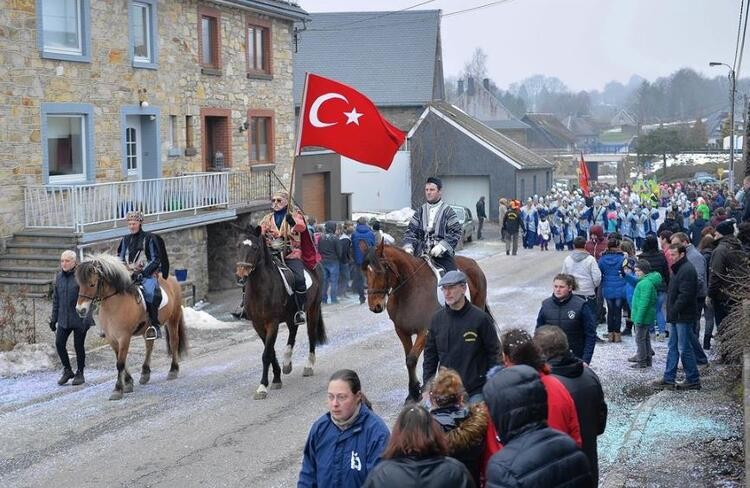 Avrupa'nın ortasında Türk gibi yaşıyorlar