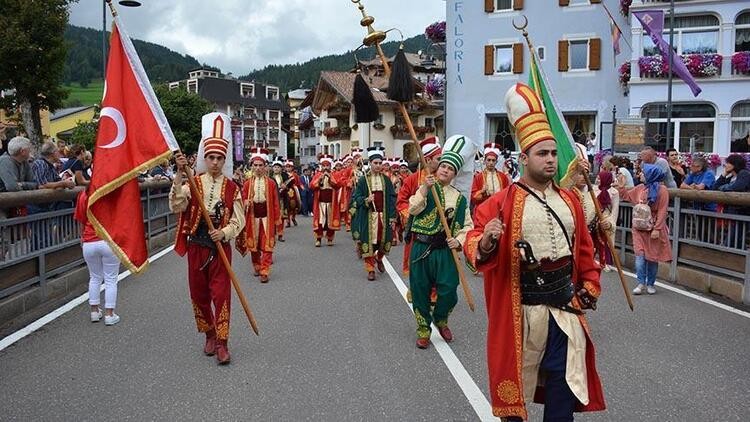 Avrupa'nın ortasında Türk gibi yaşıyorlar