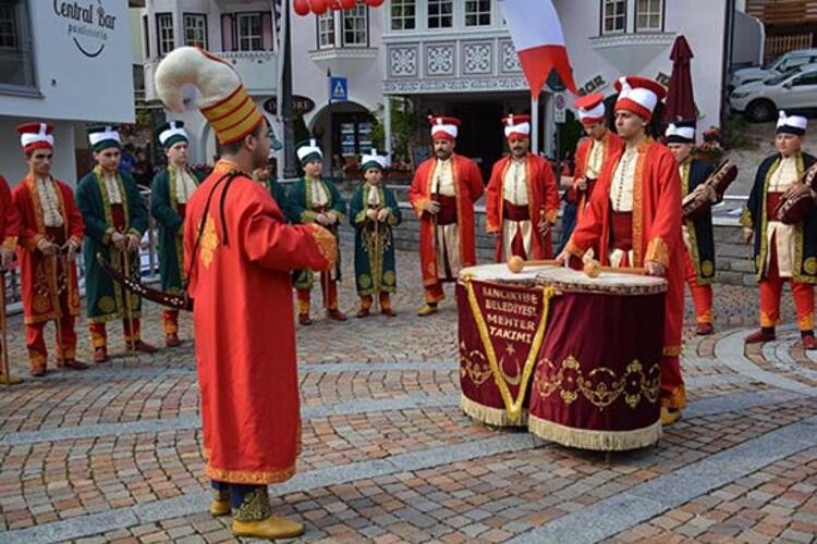 Avrupa'nın ortasında Türk gibi yaşıyorlar