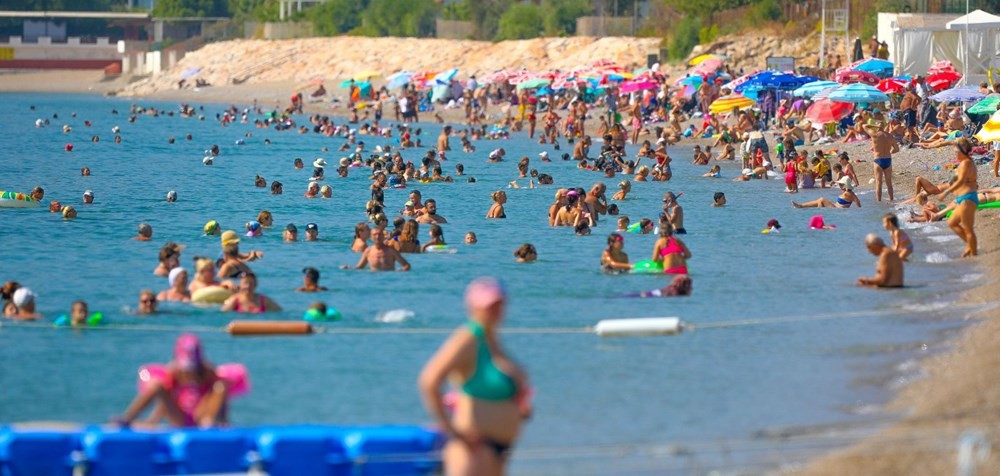 Antalya'da sıcak hava sosyal mesafeyi unutturdu