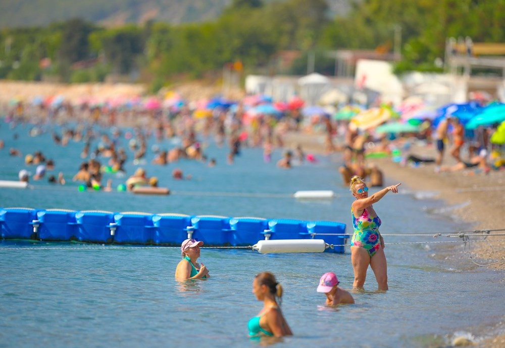 Antalya'da sıcak hava sosyal mesafeyi unutturdu