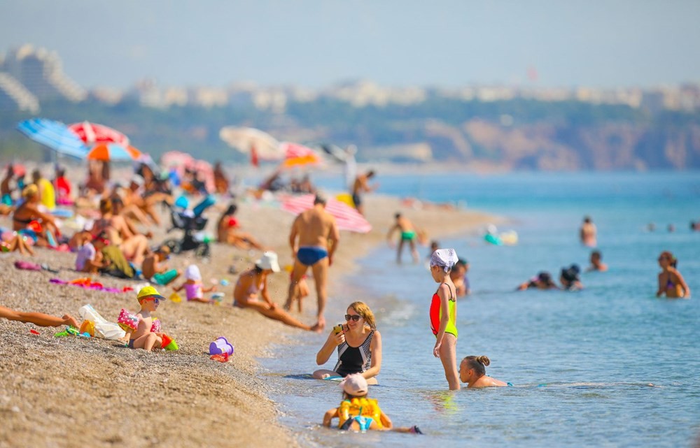 Antalya'da sıcak hava sosyal mesafeyi unutturdu