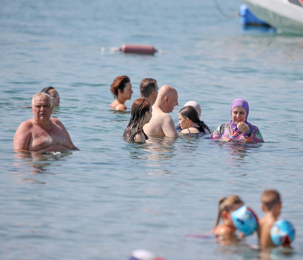 Antalya'da sıcak hava sosyal mesafeyi unutturdu