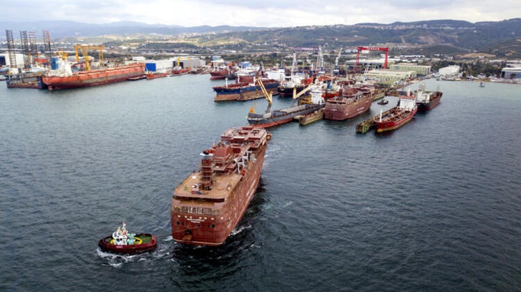 Yalova'da inşa edilen iki dev gemi 1600 lastik üzerinde denize taşındı