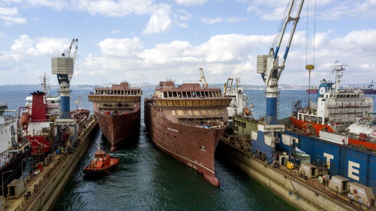 Yalova'da inşa edilen iki dev gemi 1600 lastik üzerinde denize taşındı