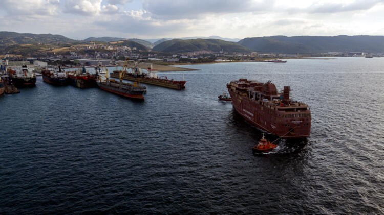 Yalova'da inşa edilen iki dev gemi 1600 lastik üzerinde denize taşındı