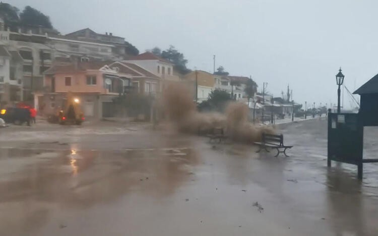 Akdeniz kasırgası Yunanistan'ı vurdu