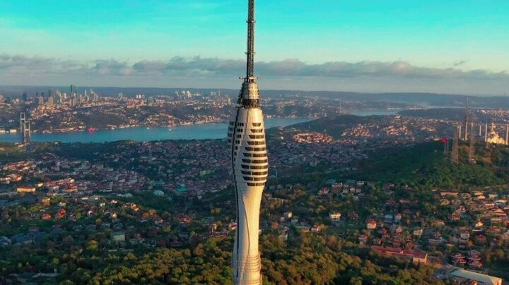 Çamlıca Tepesi'nde bulunan eski vericiler sökülüyor