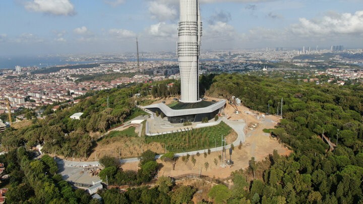 Çamlıca Tepesi'nde bulunan eski vericiler sökülüyor