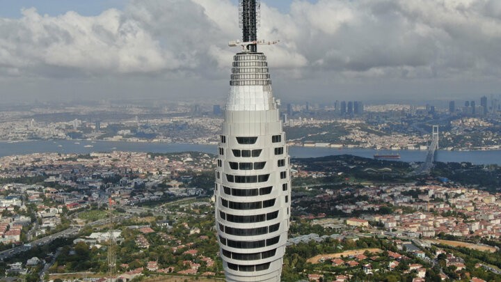 Çamlıca Tepesi'nde bulunan eski vericiler sökülüyor