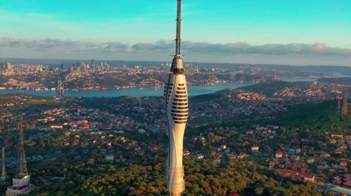 Çamlıca Tepesi'nde bulunan eski vericiler sökülüyor