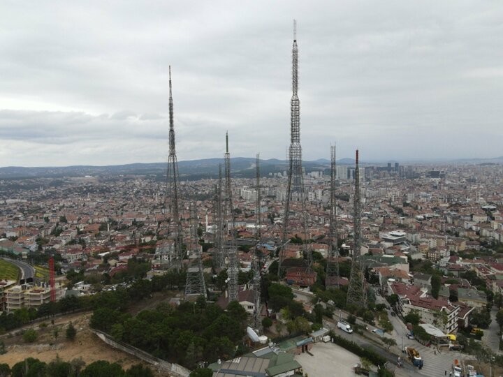 Çamlıca Tepesi'nde bulunan eski vericiler sökülüyor