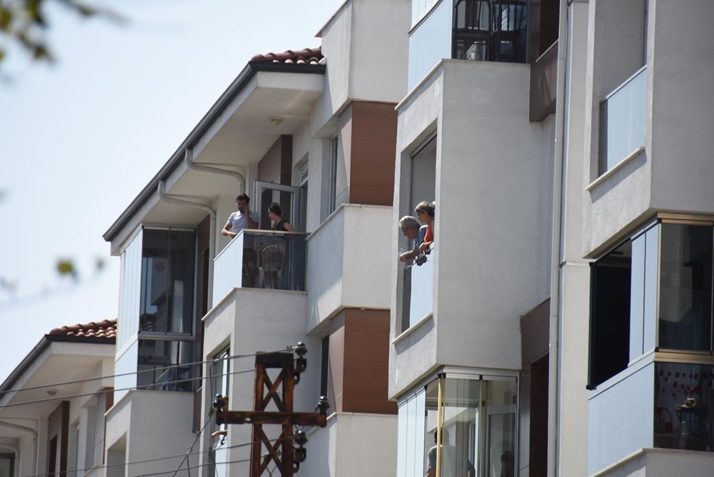 Apartman görevlisi ve eşi korona oldu, 500 kişi karantinada