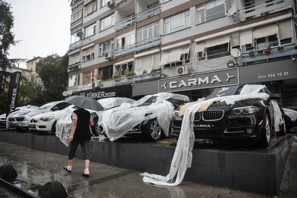 İstanbul'da lüks araçları doludan yorgan-yastıkla korudular