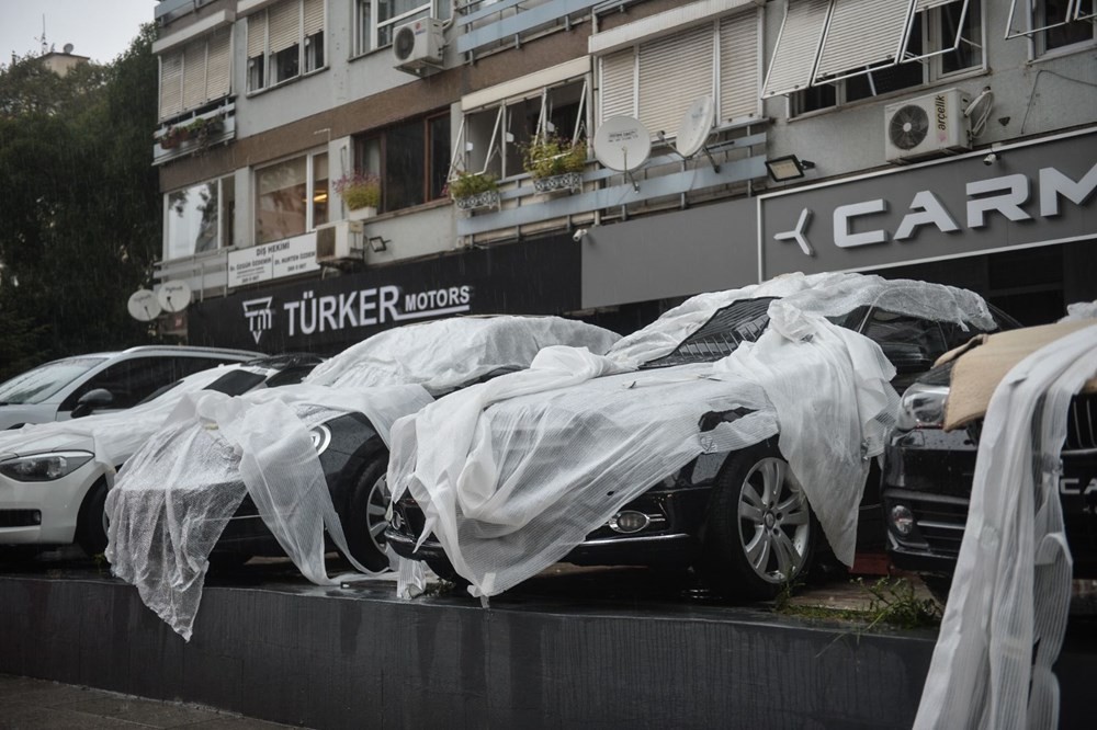 İstanbul'da lüks araçları doludan yorgan-yastıkla korudular