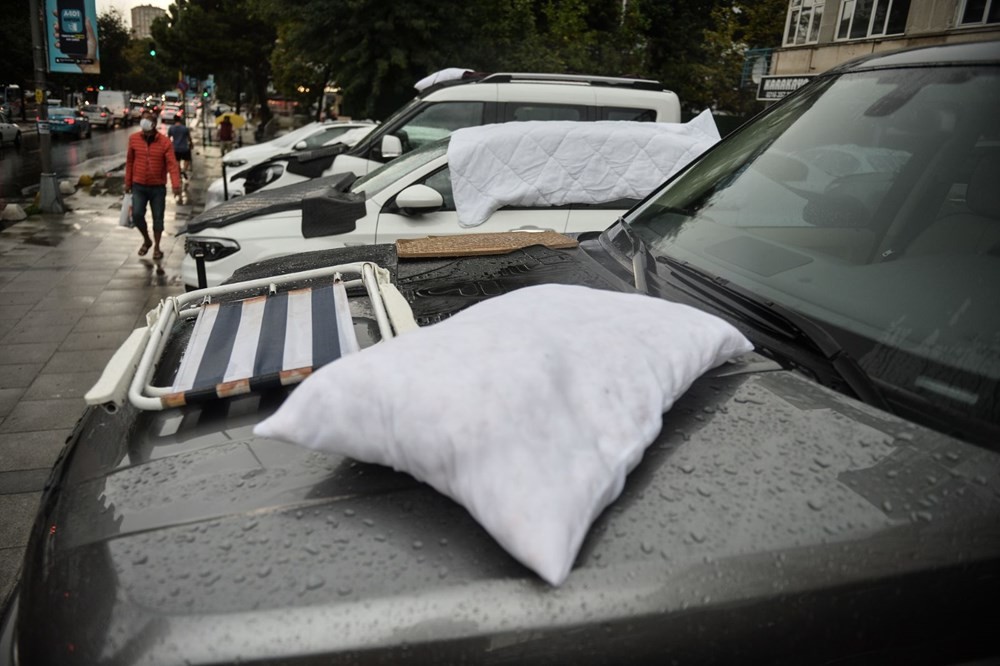 İstanbul'da lüks araçları doludan yorgan-yastıkla korudular