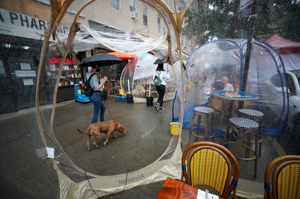 Restoranlarda yeni trend sosyal mesafe balonları