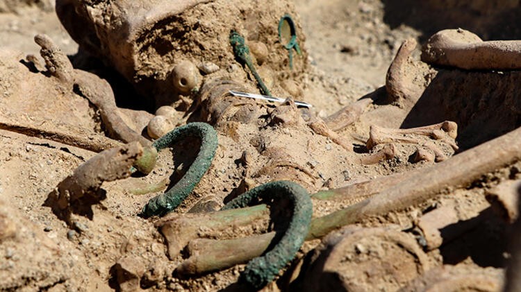 Mezar ortaya çıktı! Takılarıyla birlikte gömülmüş