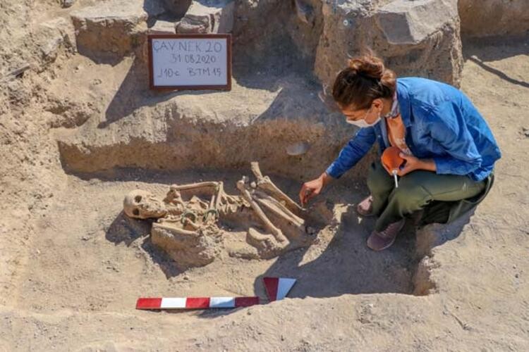 Mezar ortaya çıktı! Takılarıyla birlikte gömülmüş