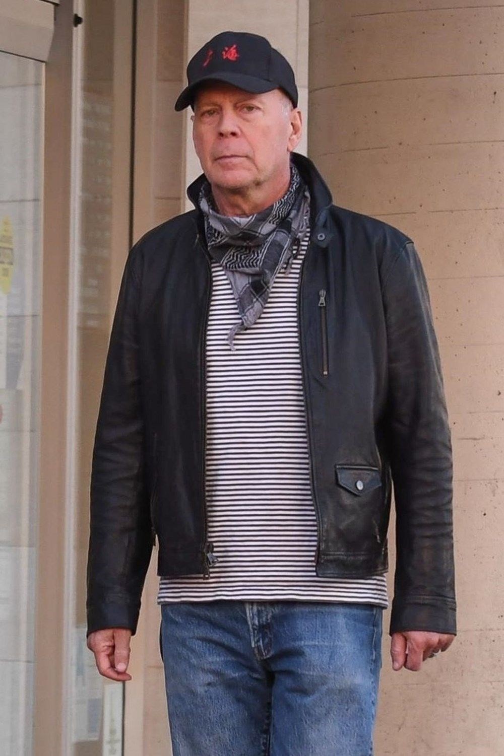 Maskesiz girdiği eczaneden kovulan Bruce Willis özür diledi