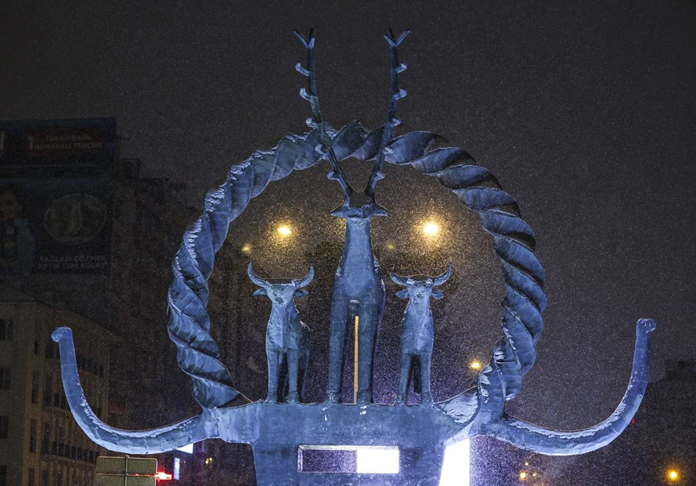 Ankara'da kar şiddetini gece artırdı