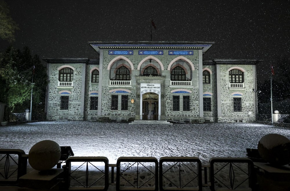 Ankara'da kar şiddetini gece artırdı