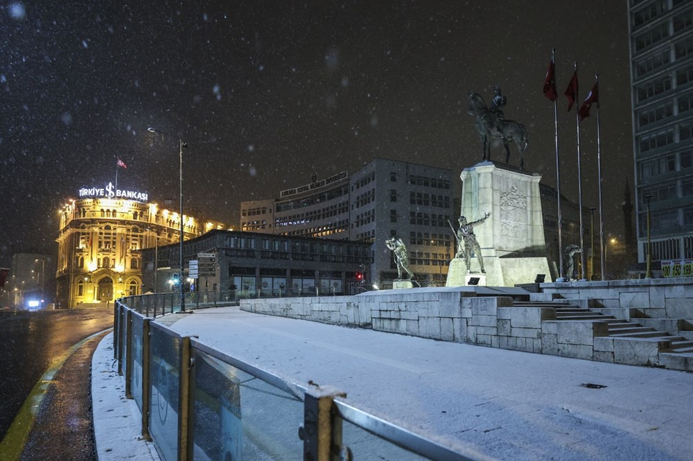 Ankara'da kar şiddetini gece artırdı