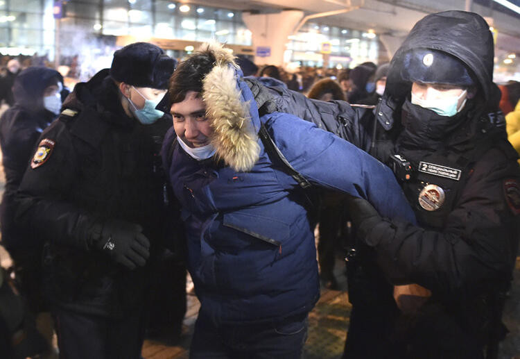 Navalnıy'ın gözaltına alınmasına dünyanın her yerinden tepki yağıyor