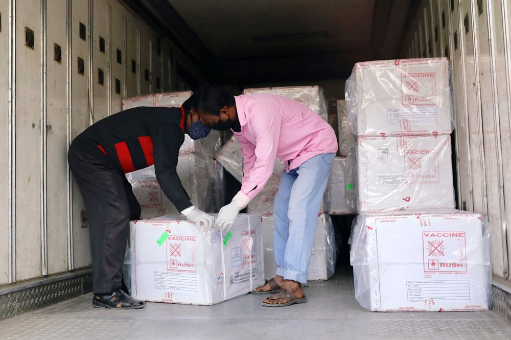 Hindistan’da ‘Dünyanın en büyük aşı kampanyası’ tereddütlü başladı