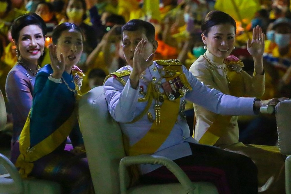 Tayland Kralı 'resmi metresine' kraliçe unvanı verdi