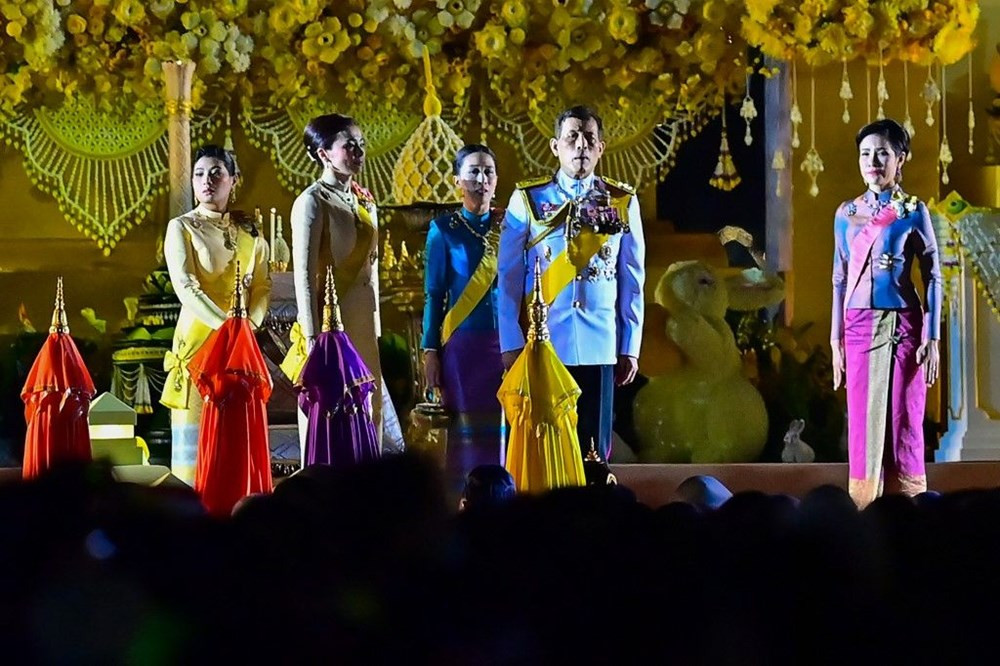 Tayland Kralı 'resmi metresine' kraliçe unvanı verdi