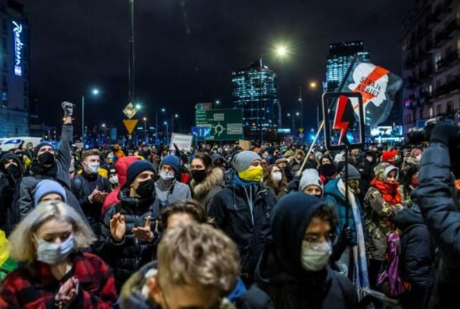 Polonya'da kürtaj yasağı protestoları sürüyor