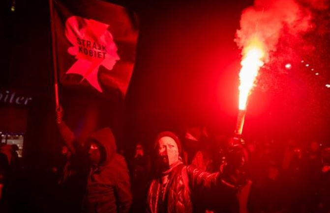 Polonya'da kürtaj yasağı protestoları sürüyor