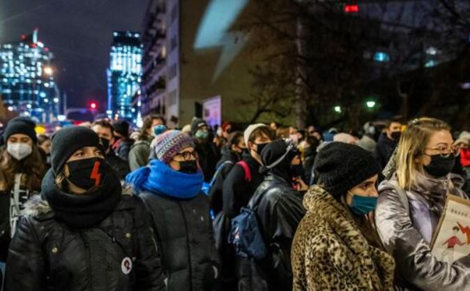 Polonya'da kürtaj yasağı protestoları sürüyor