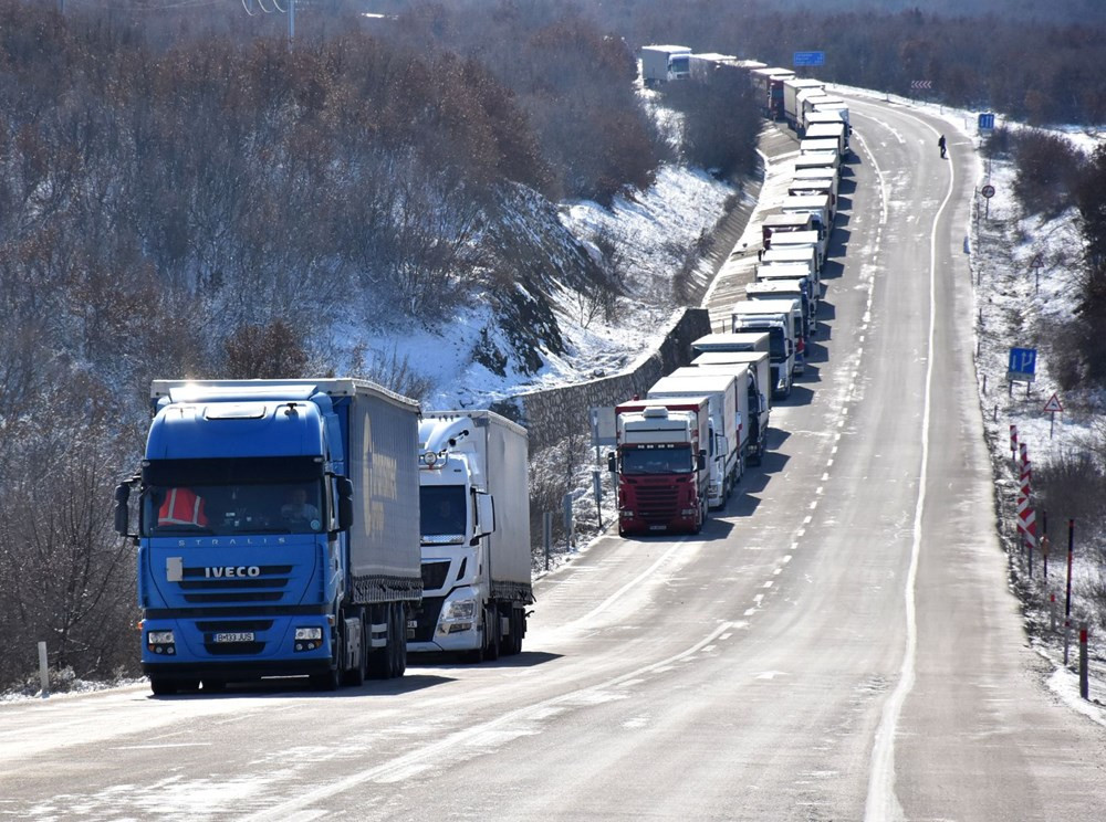 Sınırda 10 kilometre kuyruk: 3 gündür bekliyorlar