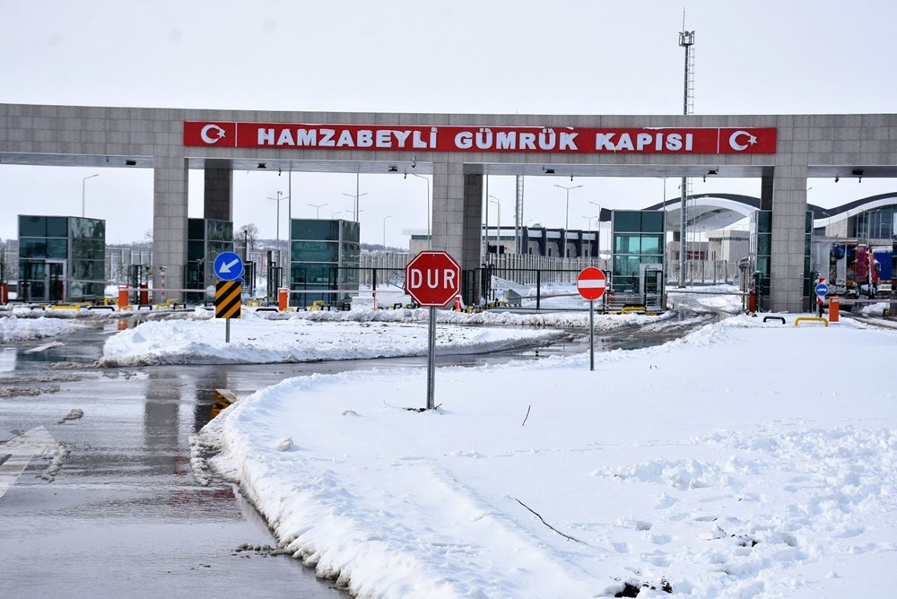 Sınırda 10 kilometre kuyruk: 3 gündür bekliyorlar