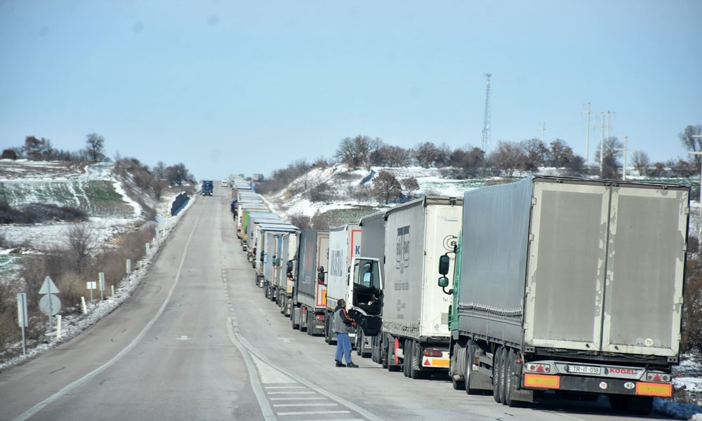 Sınırda 10 kilometre kuyruk: 3 gündür bekliyorlar